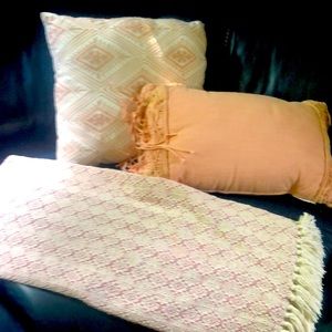Peach/pink 2 pillows and one throw set like new